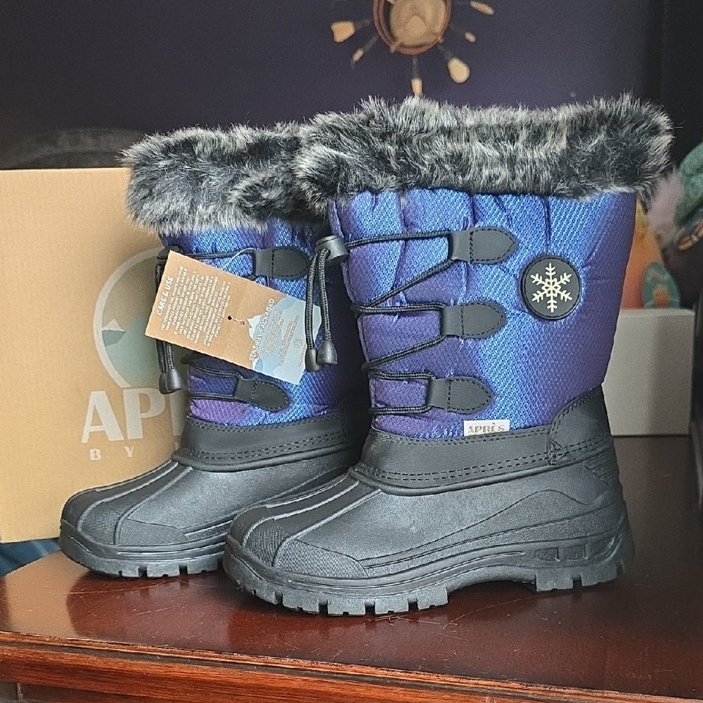 NWT Apres by Lamo Blue and Black Yule Boots with Faux Fur
